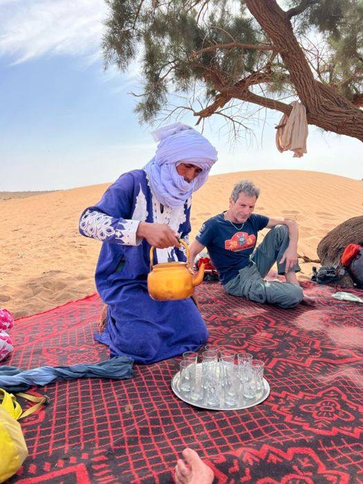 Thé à la menthe servi à l'ombre d'un arbre, pendant la pause