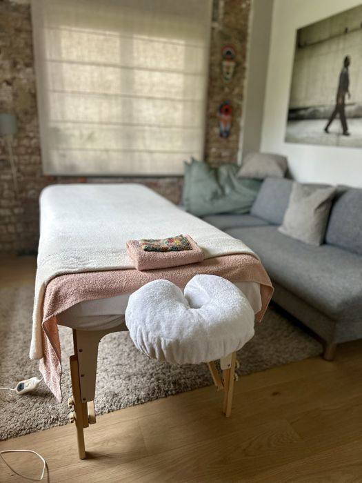 Table de massage préparée, serviettes roses et coussin
