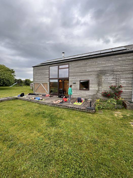 Relaxation sur la terrasse en bois du gîte