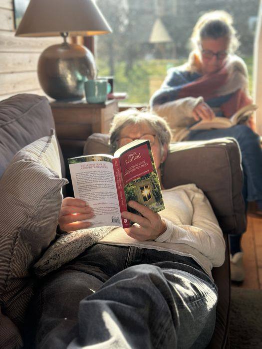 Moment de lecture au salon, au soleil