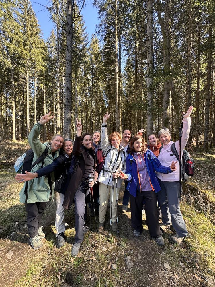 Groupe de jeûneurs souriants en randonnée en forêt