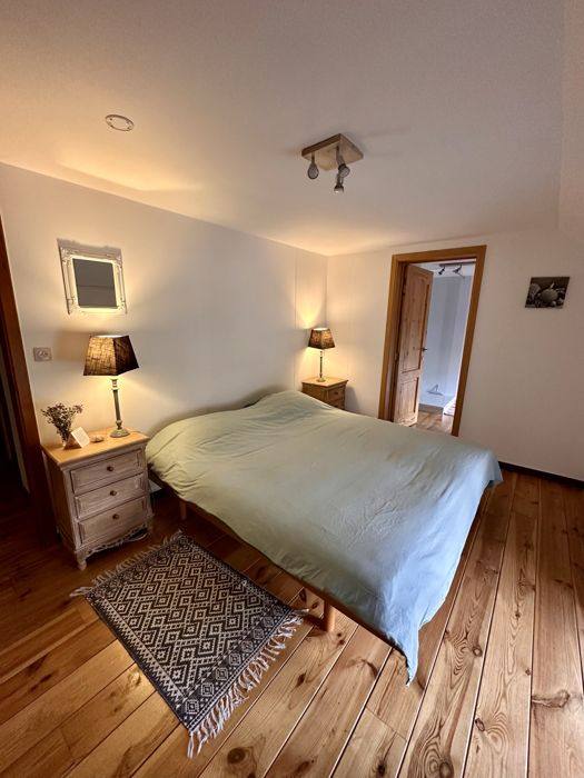 Chambre lumineuse au parquet de bois