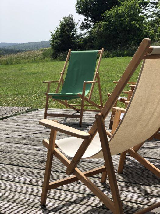 Transats sur la terrasse face à la campagne