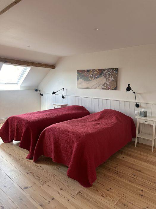 Chambre aux couvre-lits rouges