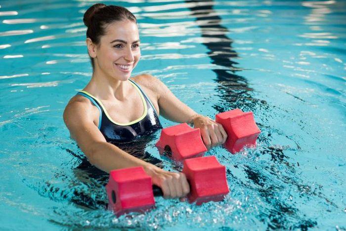 Cours d'aquafit avec haltères aquatiques