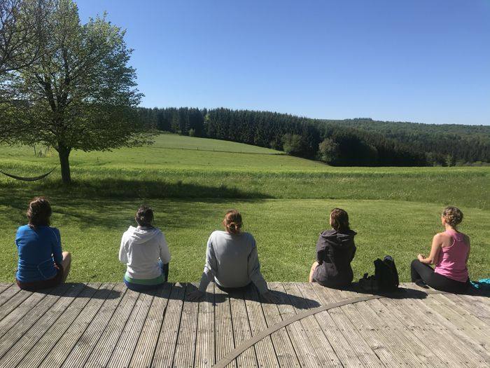 Terrasse en bois face aux prairies et aux forêts