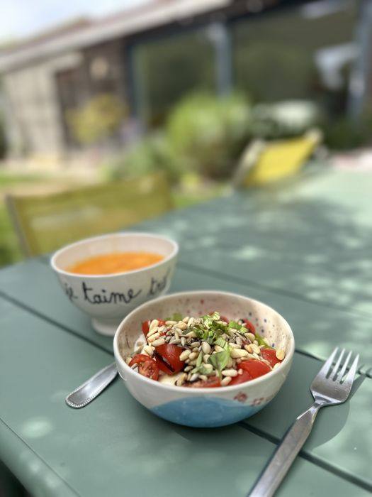 Soupe et salade colorée servies en terrasse