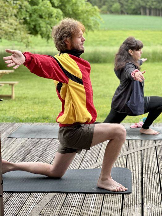 Yoga sur la terrasse face à la prairie