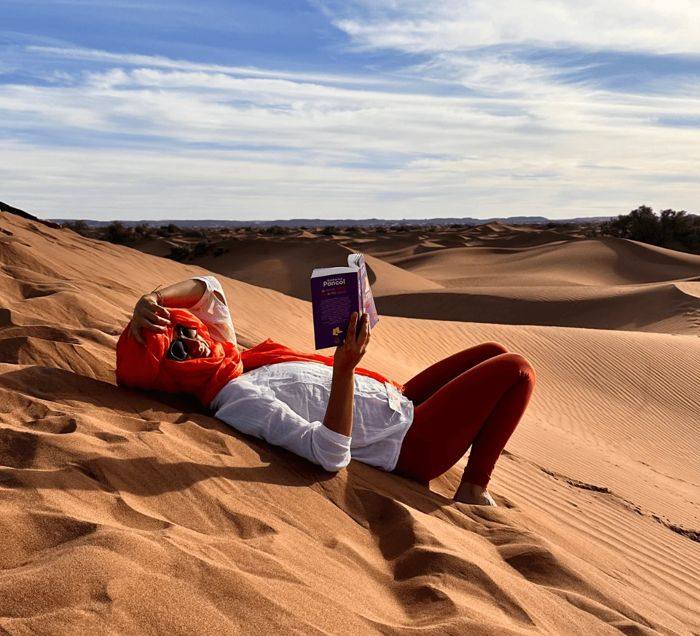 Temps de lecture, allongée sur le sable