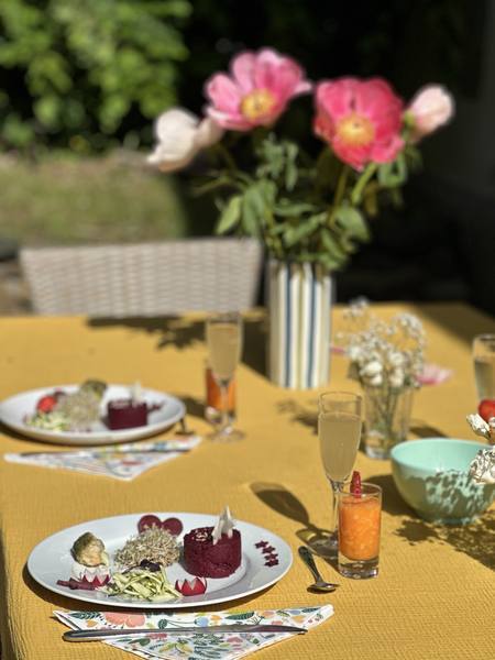 Table dressée au jardin pour le repas de reprise