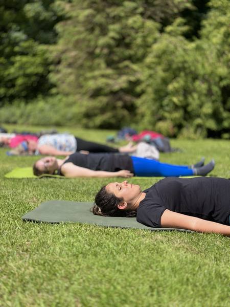 Participants allongés dans l'herbe pour la relaxation
