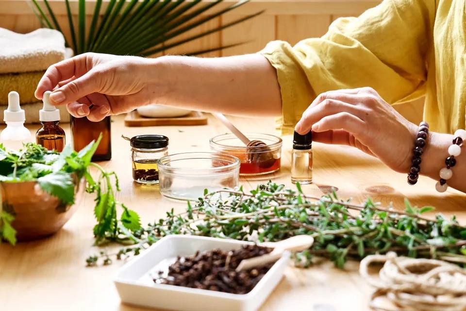 Préparation de remèdes naturels : plantes fraîches, huiles essentielles et miel