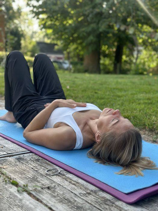 Relaxation allongée sur un tapis de yoga en plein air