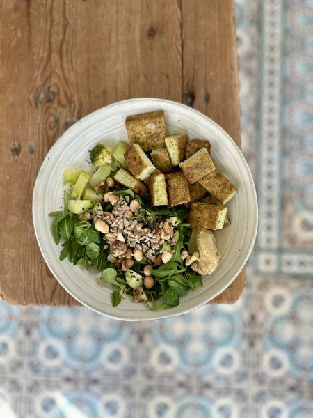 Bol de salade verte, tofu, houmous et graines