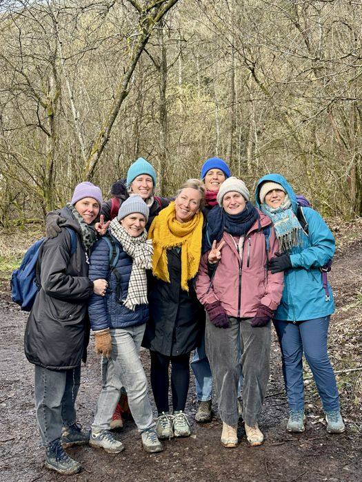 Groupe en bonnets et écharpes lors d'une randonnée d'hiver