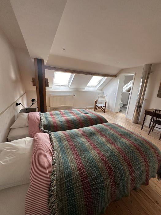 Chambre aux couvertures rayées