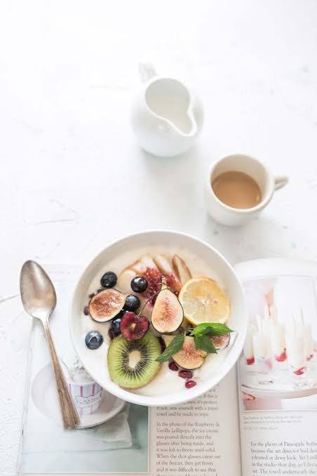 Bol de yaourt aux fruits frais : figues, kiwi, myrtilles et citron