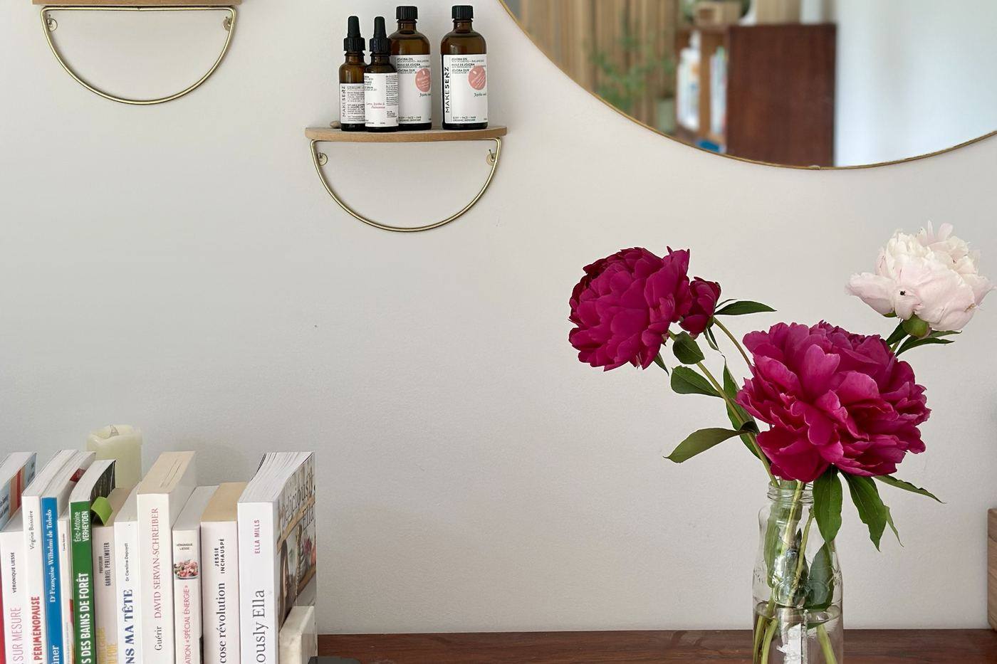 Le cabinet : livres de naturopathie, huiles de massage et pivoines