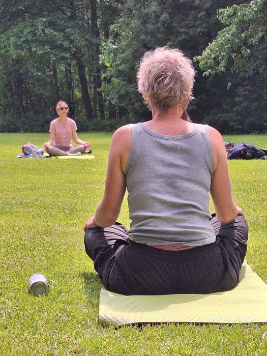 Méditation assise dans l'herbe