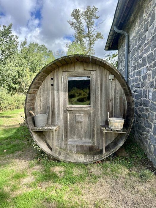 Sauna tonneau dans le jardin