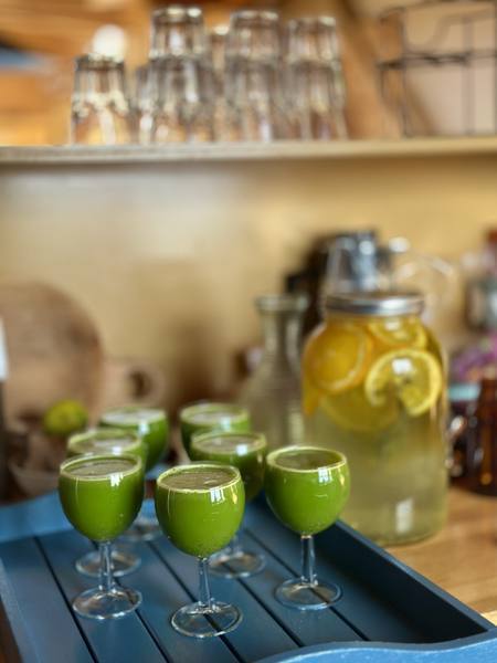 Verres de jus verts sur un plateau