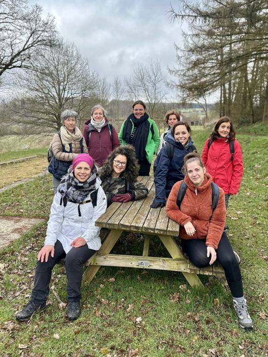 Groupe réuni autour d'une table de pique-nique